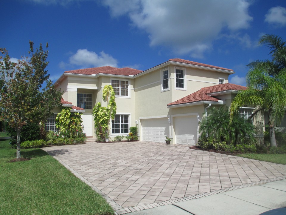 front of house, 3 car garage with side entrance