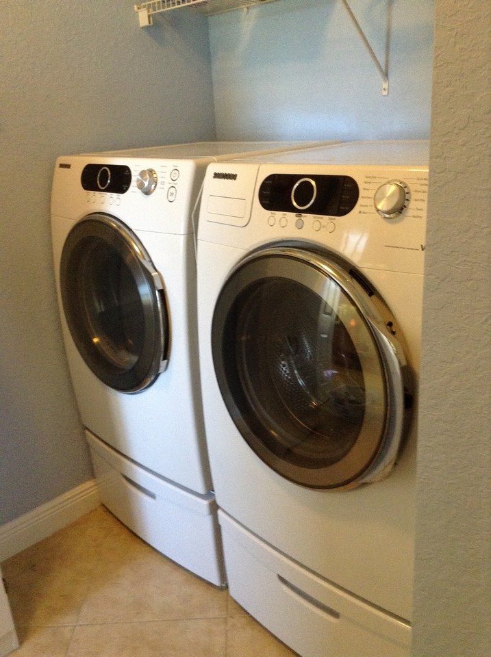 laundry room off breakfast nook and garage