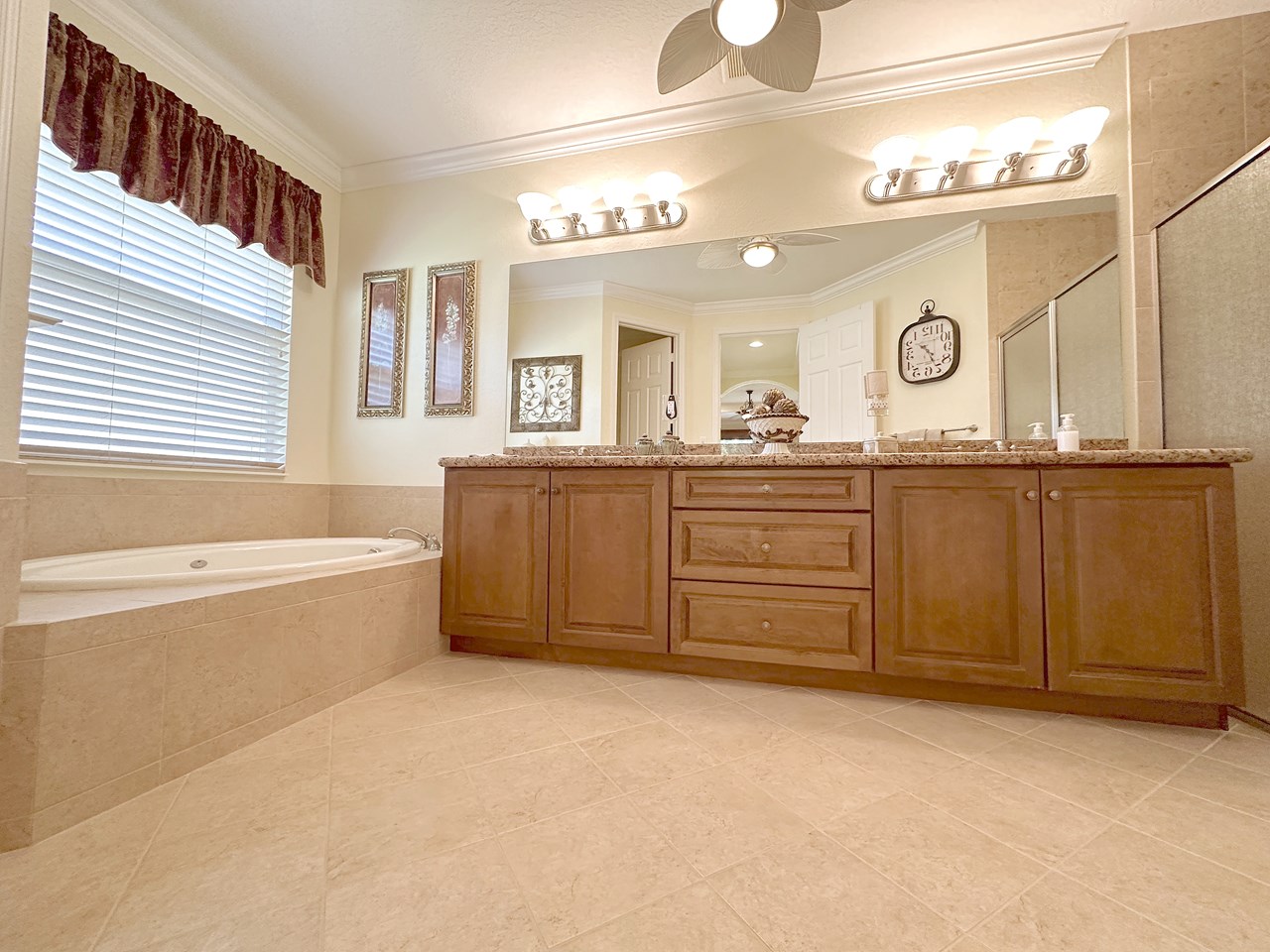 master bath/tub