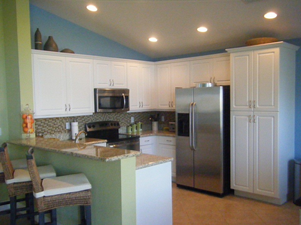 kitchen, granite counters, under-mount lights, stainless appliances