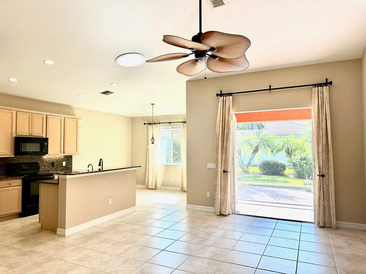 kitchen/breakfast area. patio!
