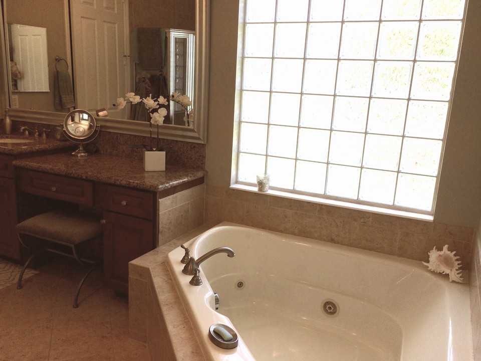 jacuzzi tub in master bath