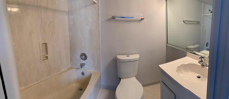 full size bath with tub/shower