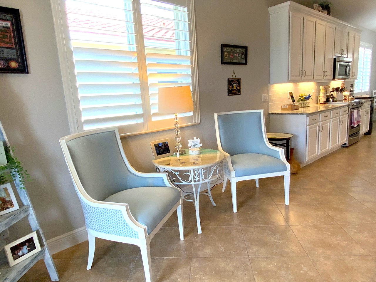 sitting area off kitchen