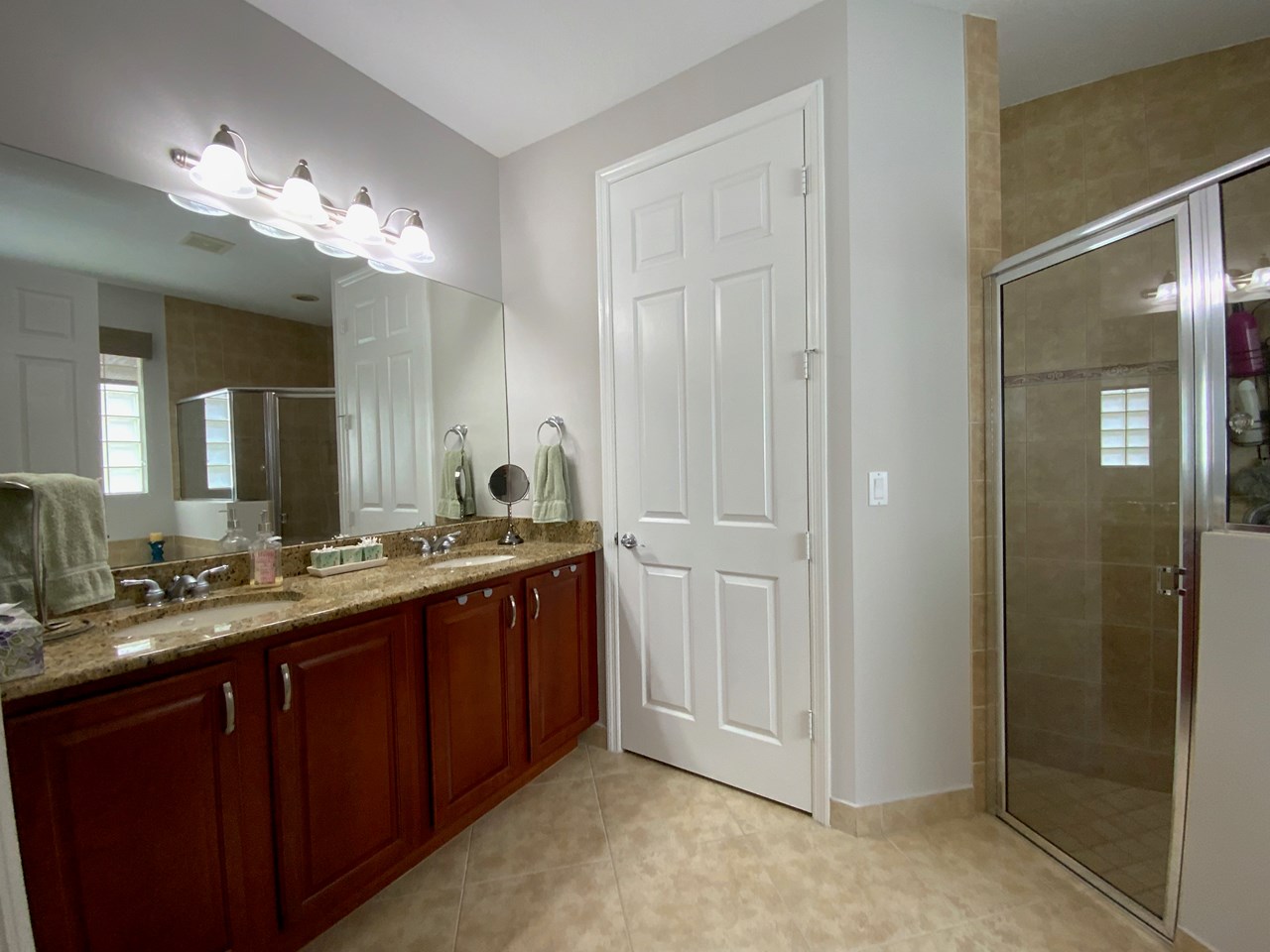 maser bath, raised cabinets, 2 sinks & granite
