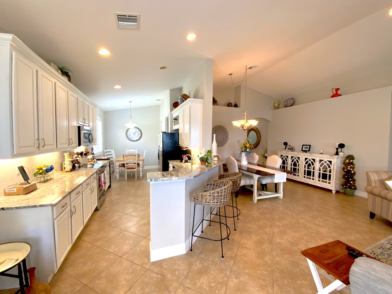 snack counter/breakfast area