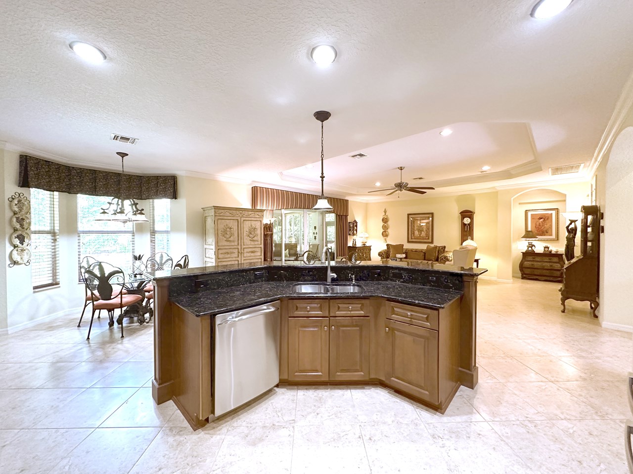 kitchen/dining area