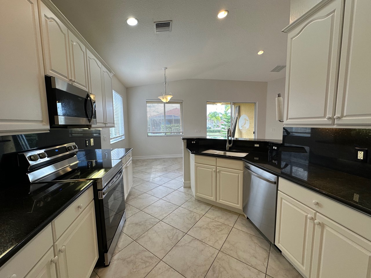 kitchen & breakfast area