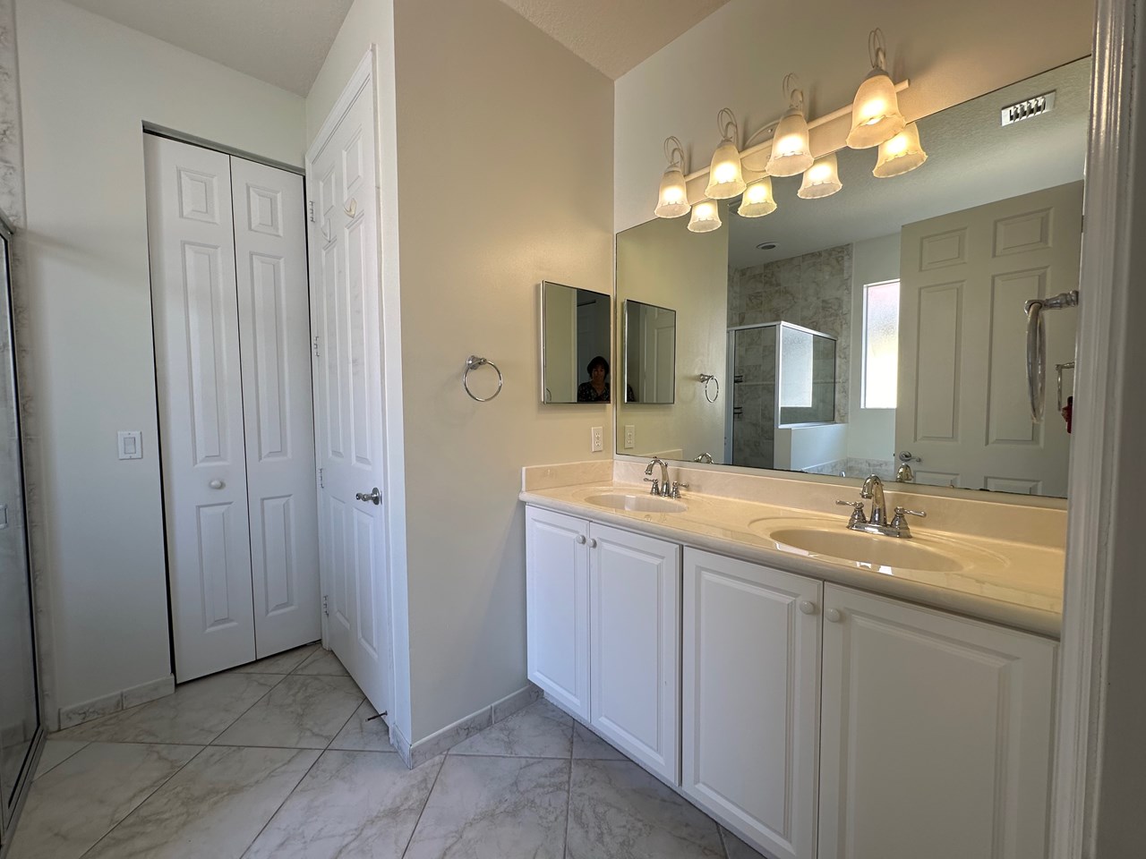 double sinks in master bathroom