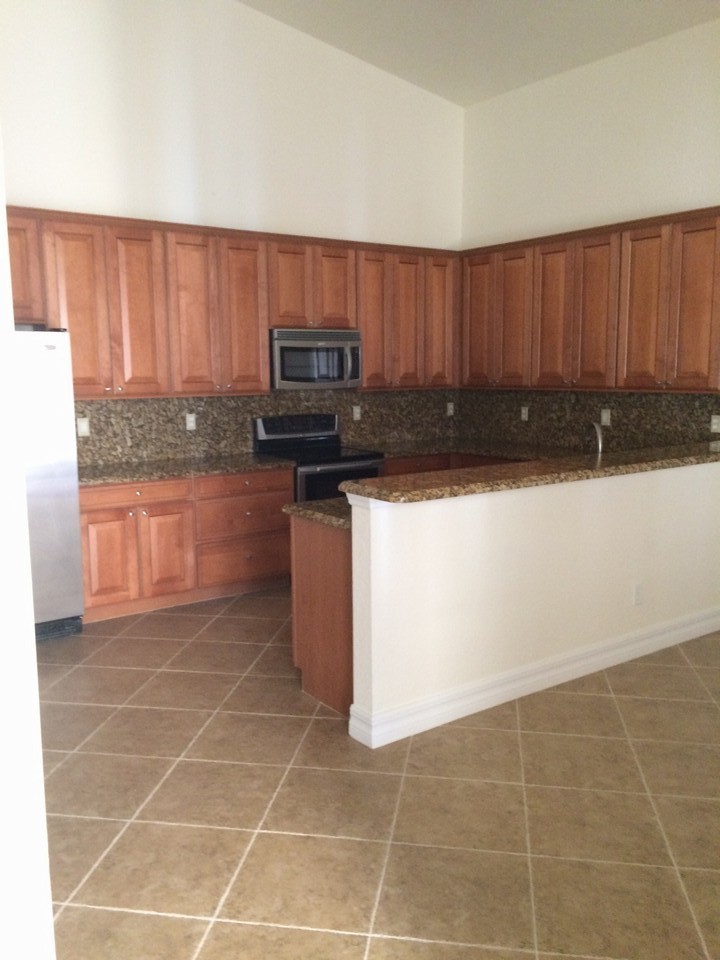 granite counters, ss appliances, 42 upper cabinets