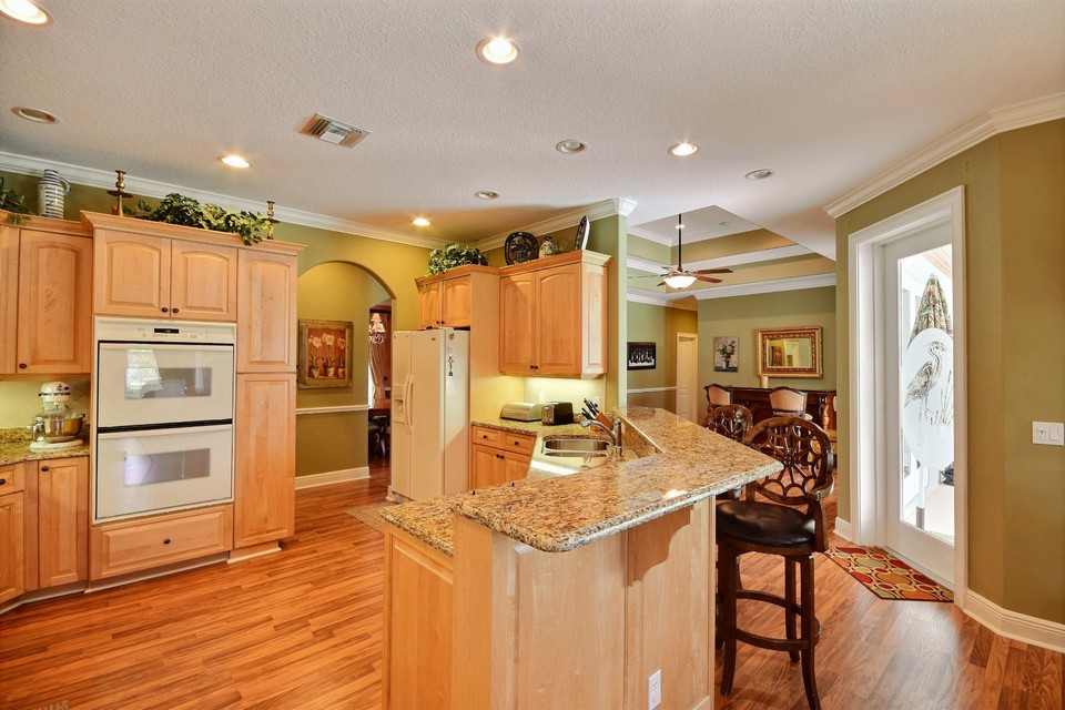 double oven, crown molding, snack counter