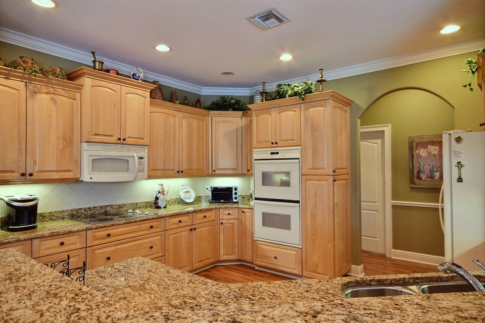 spacious kitchen with plenty of cabinets