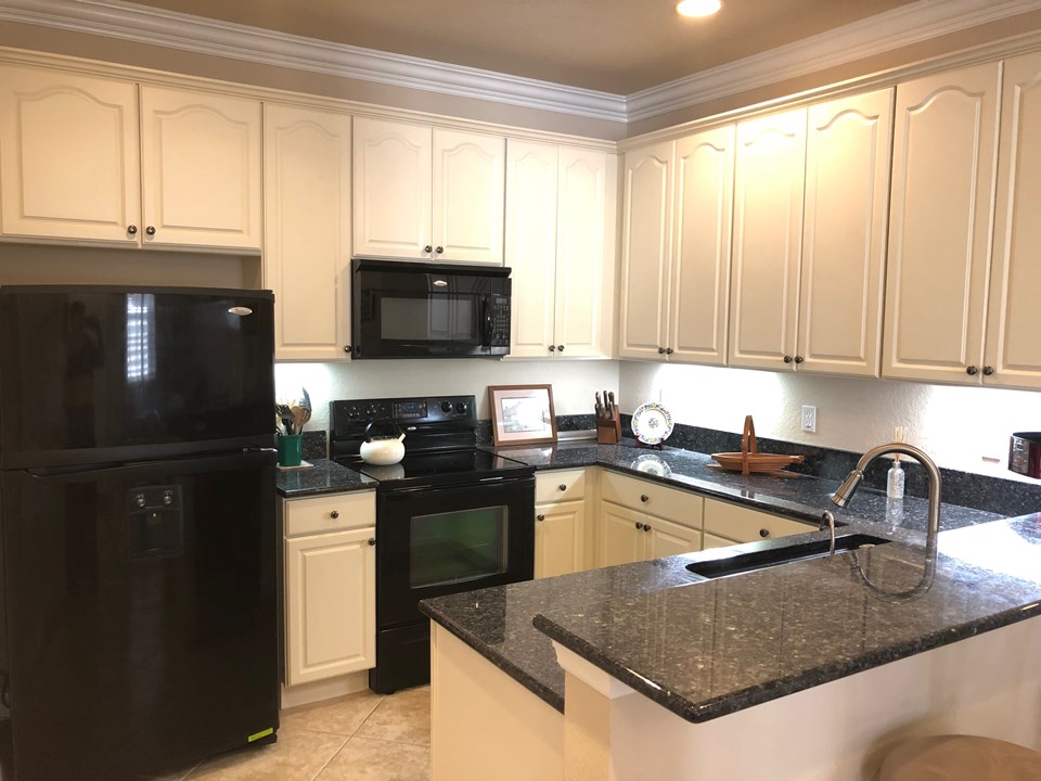 kitchen, granite, crown molding, under counter lighting