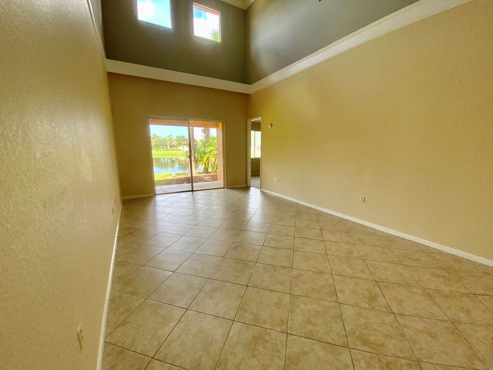 21' soaring ceilings in living-dining room