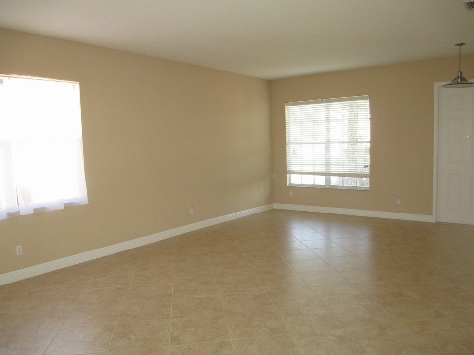 living room-diagonal tile