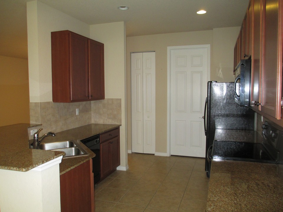 granite counters, tile backspalsh, 42 upper cabinets