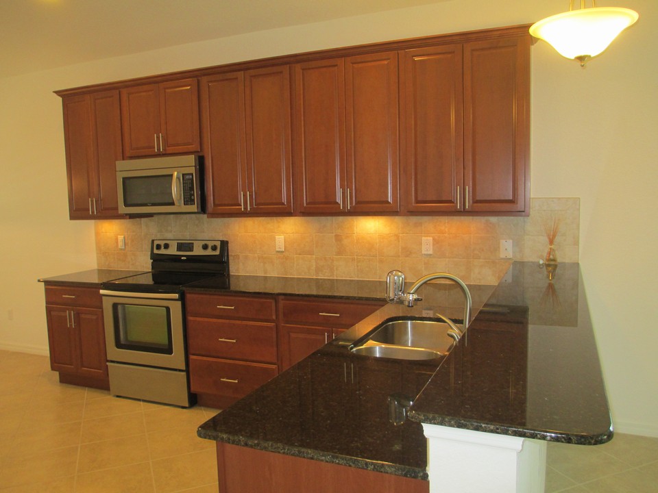 undermount lights, tile backsplash & 42