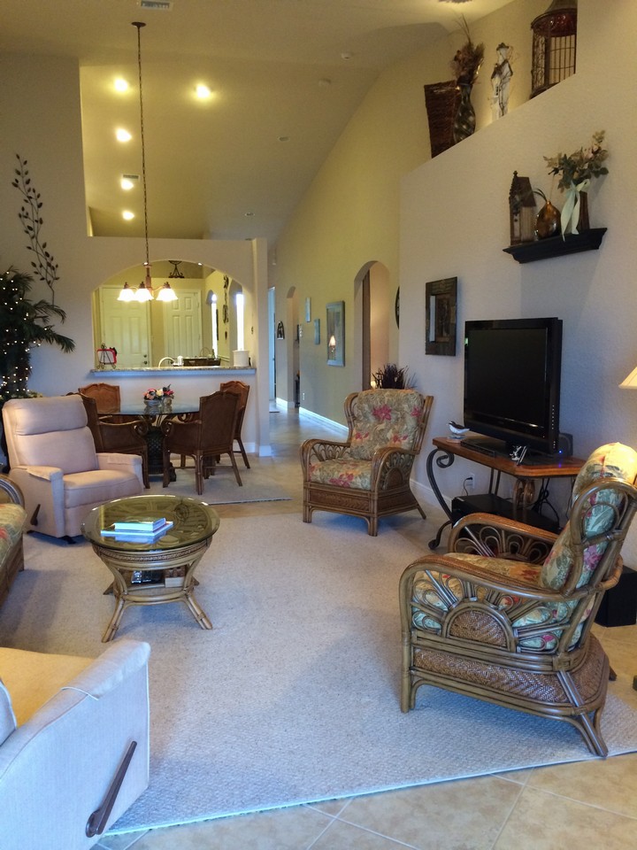 living/dining looking to kitchen