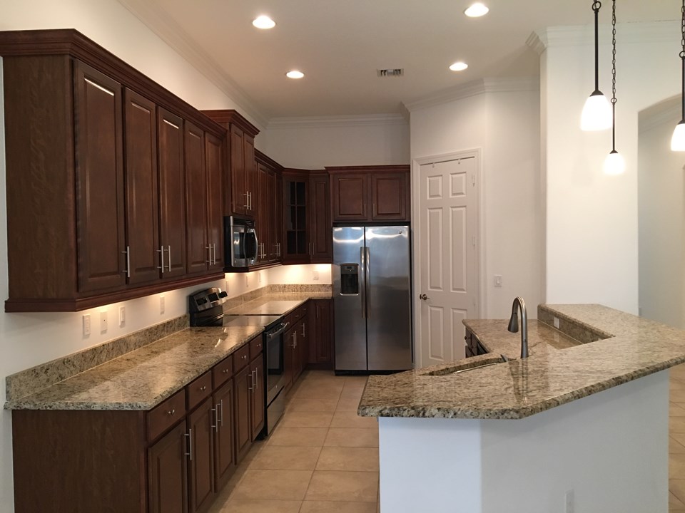 undercount lighting and crown molding on kitchen cabinets