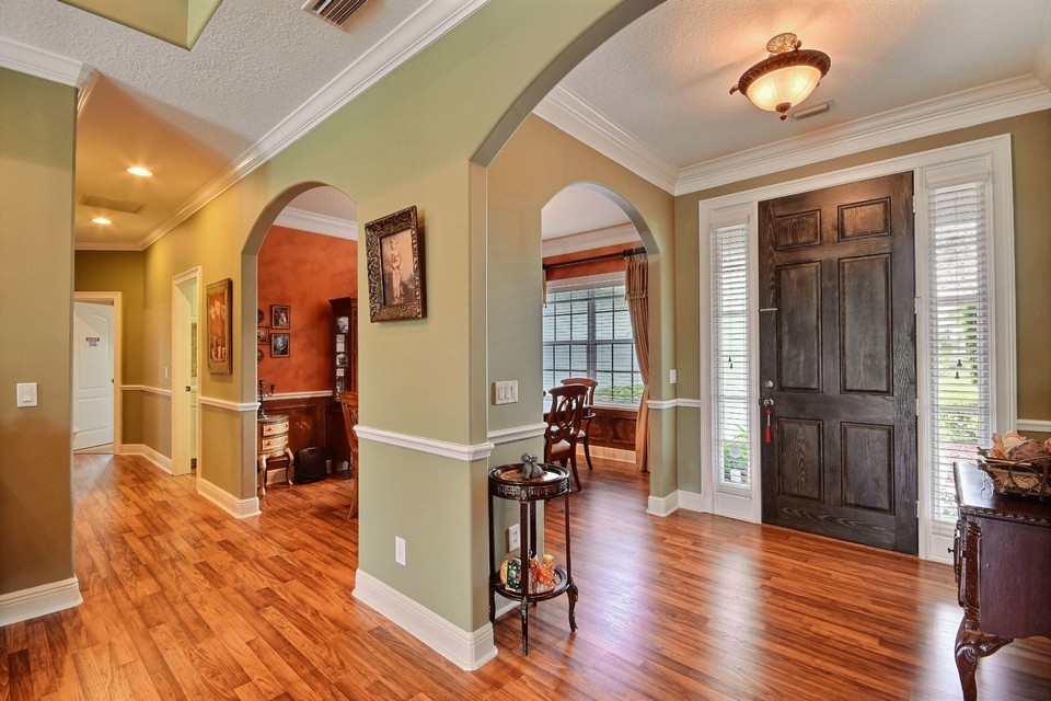 foyer, hallway looking to dining room