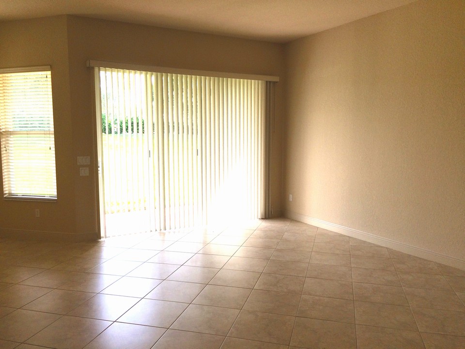 family room-sllideing door leads to patio
