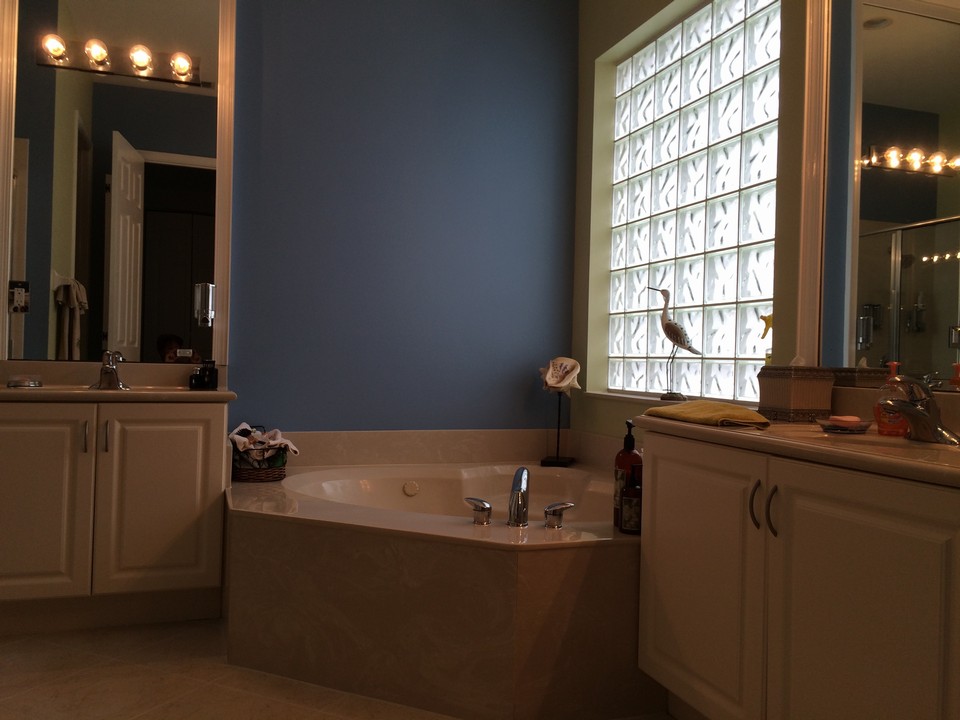 master bath roman tub, his/her sinks