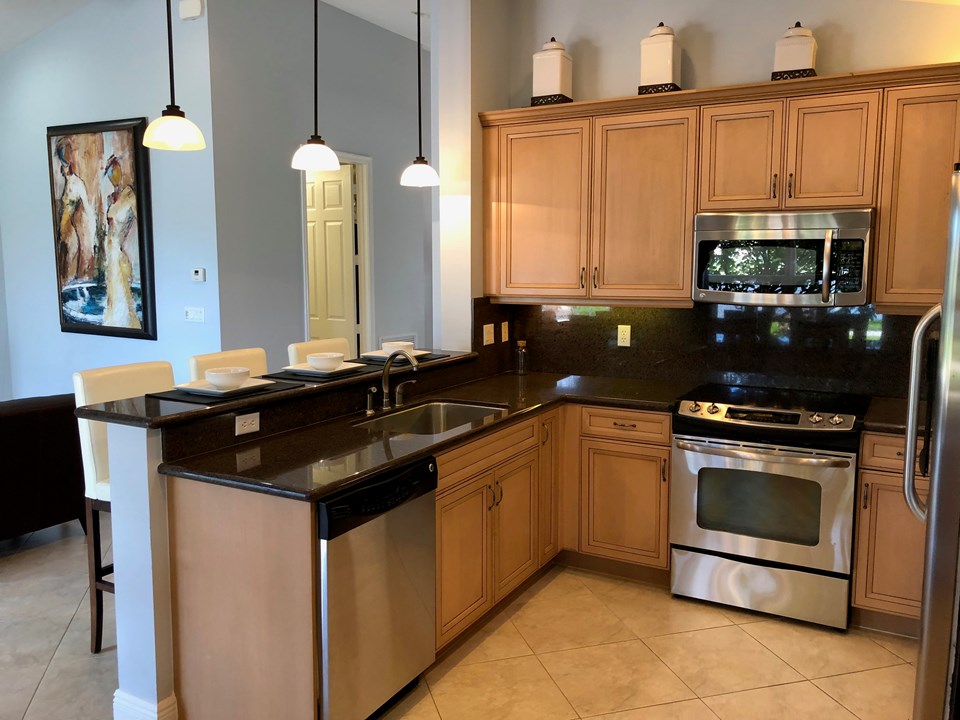 upgraded kitchen w/ss appliances