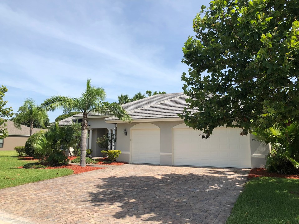 front view, 3 car garage