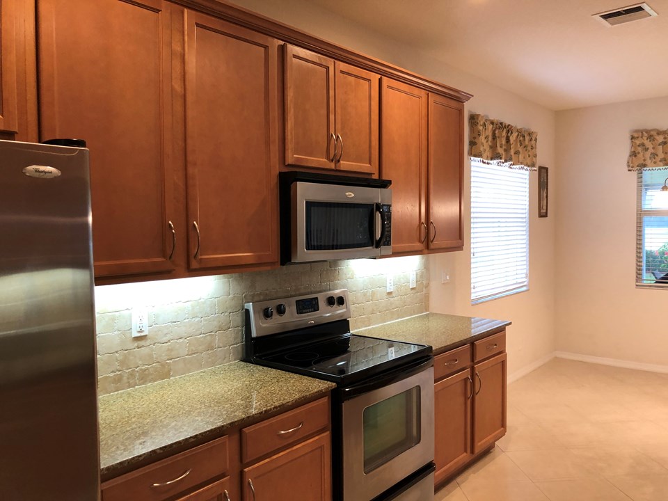 tile backsplash - undermount lights & crowm molding