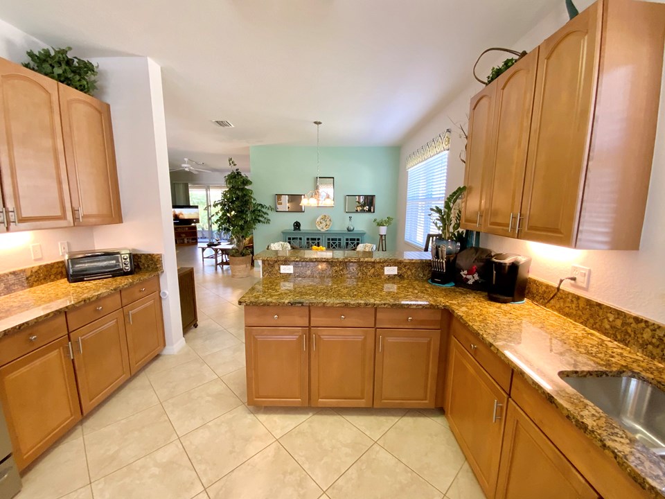 kitchen - snack counter looking to dining room