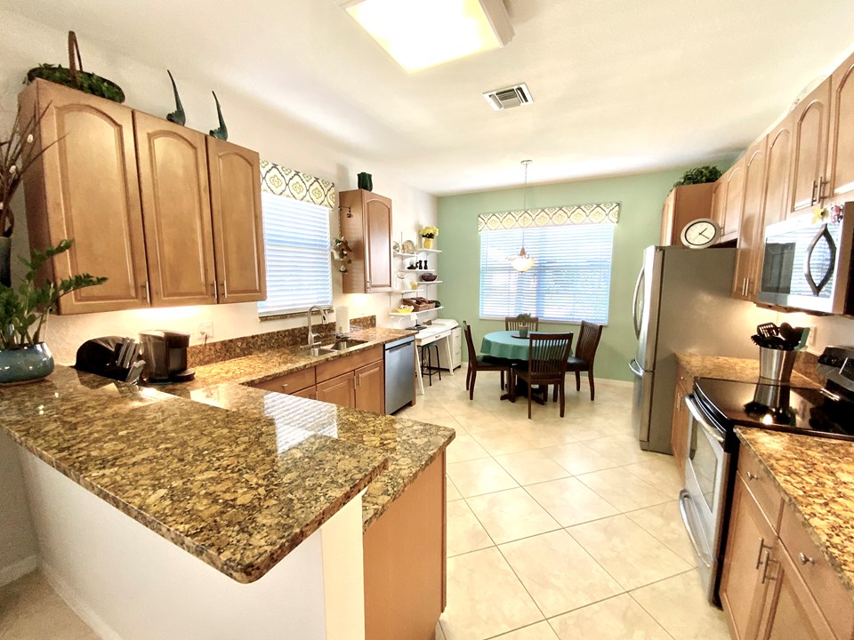 eat-in-kitchen-under counter lighting-granite counters
