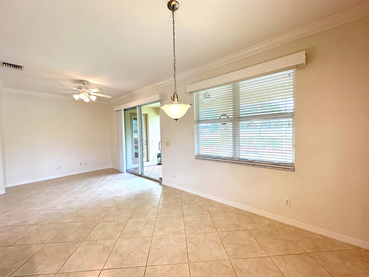breakfast/family room