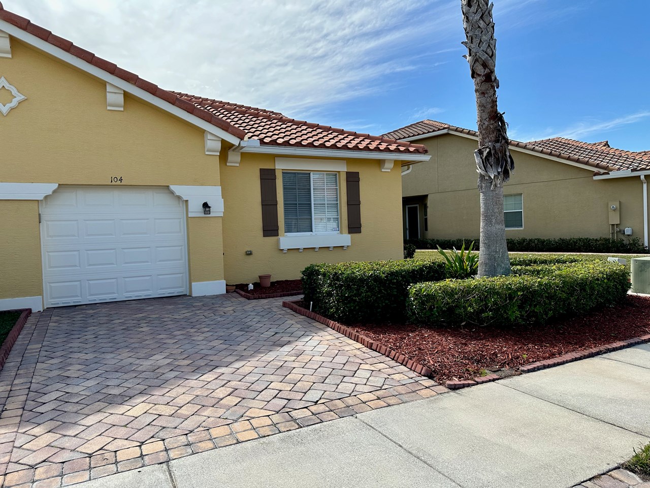 front of villa with 1 car garage