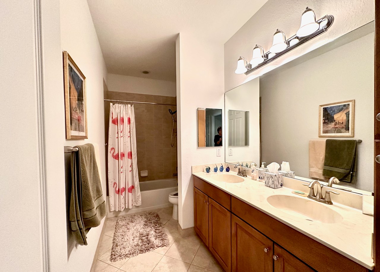 bathroom with 2 sinks