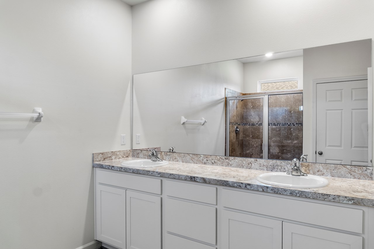 double sinks in primary bathroom