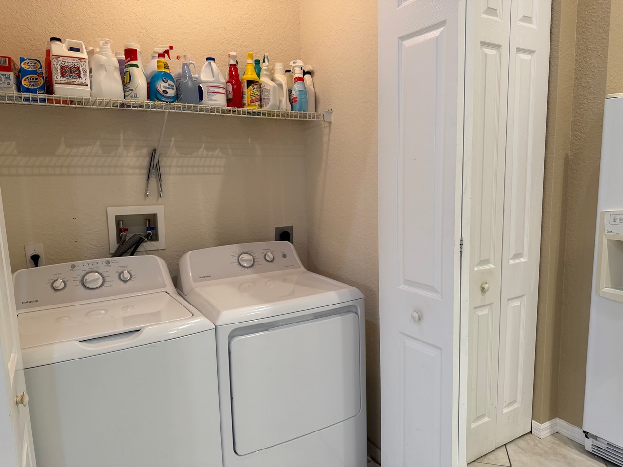 laundry closet with full size w/d
