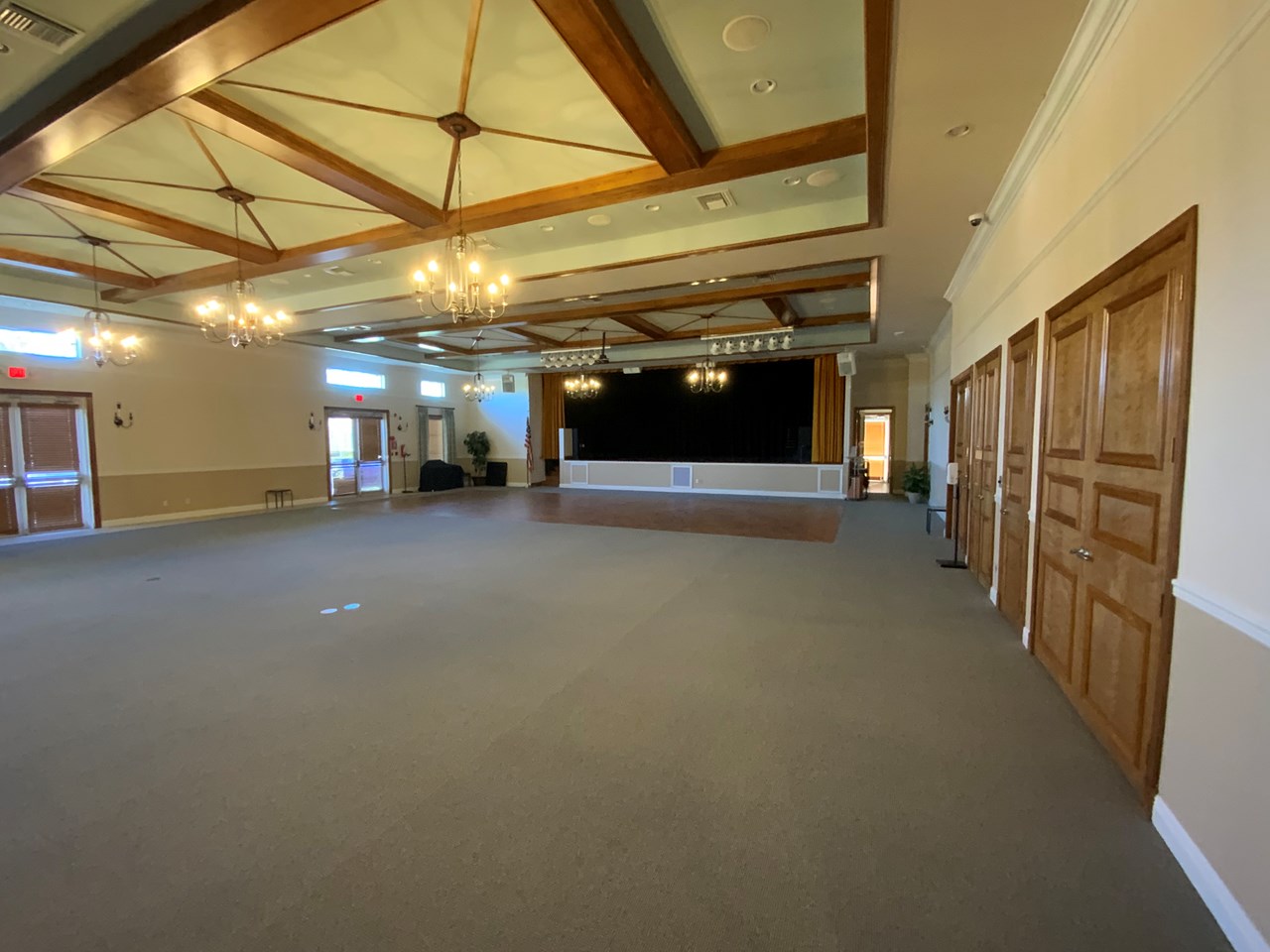 theater with live entertainment