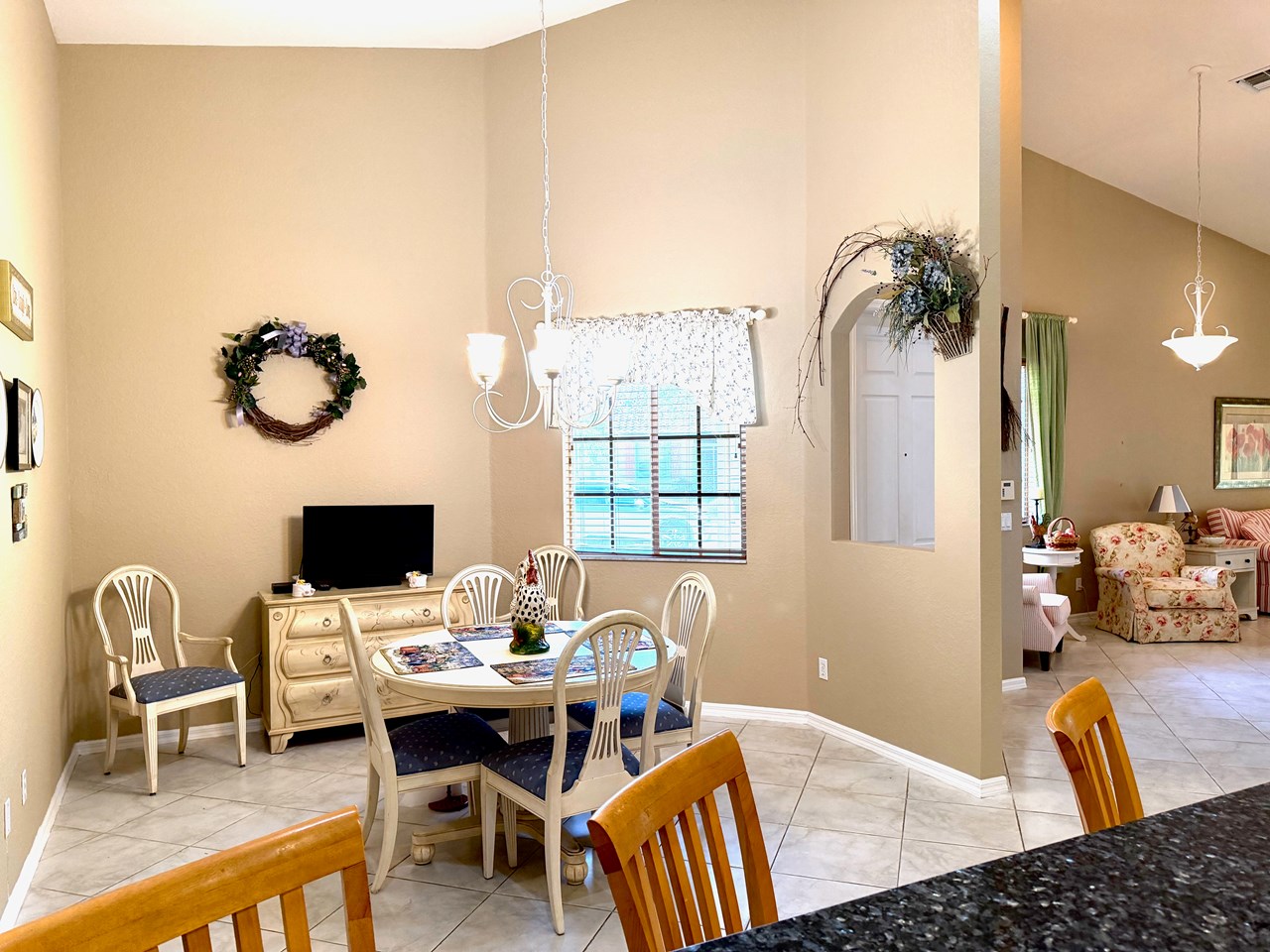 breakfast area off kitchen